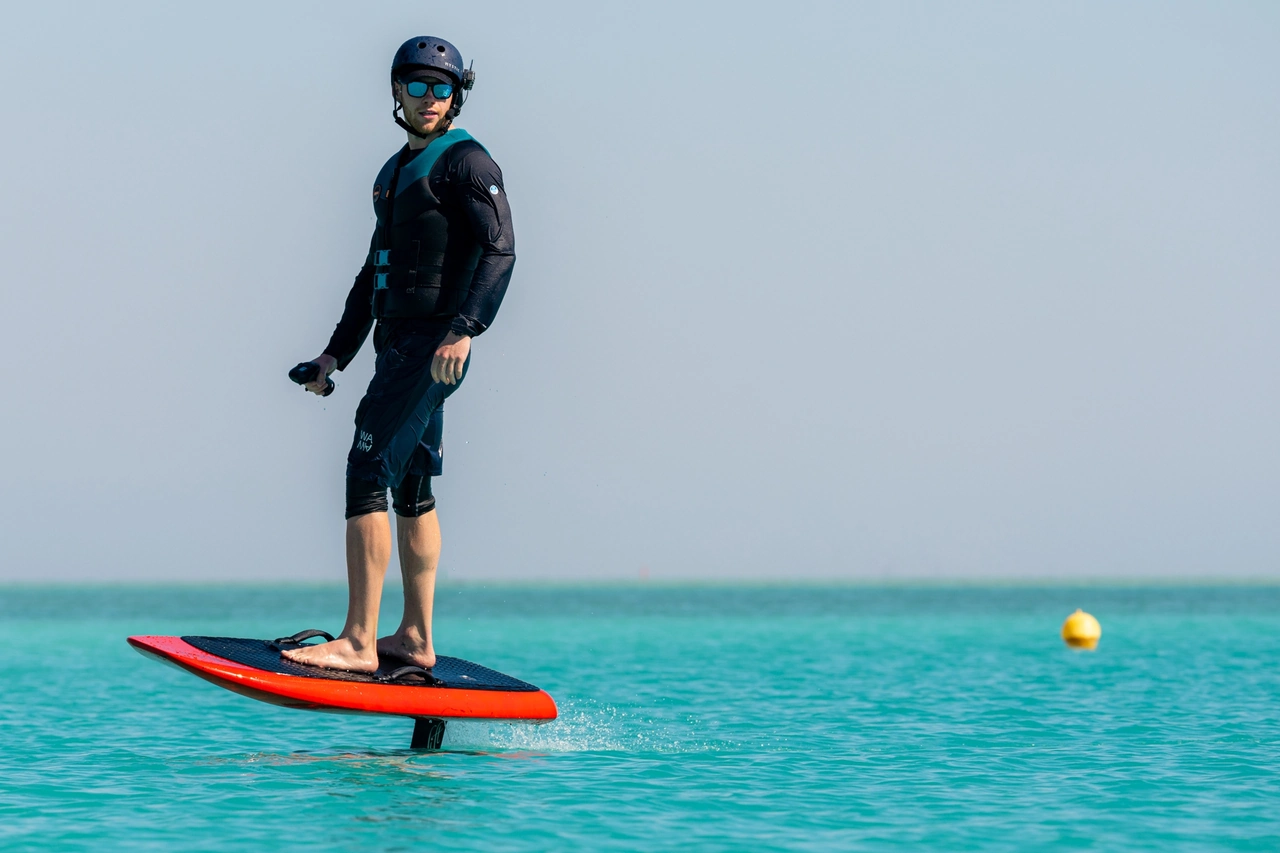 التزلج المائي باللوح الكهربائي